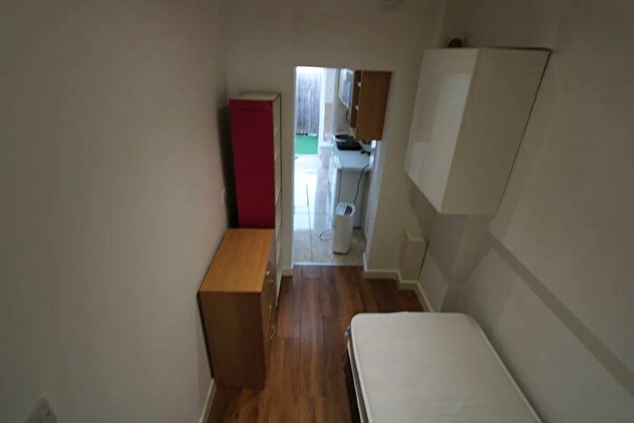 Studio To Rent In Lymington Close, London, SW16