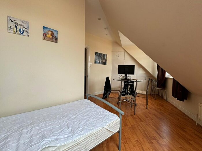 3 Bedroom Flat To Rent In London, NW10