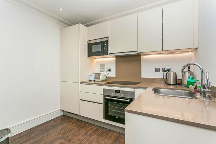 2 Bedroom Flat To Rent In Acre Passage, Windsor, SL4