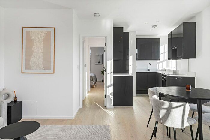 2 Bedroom Flat To Rent In Chilton Street, London, Uk, E2