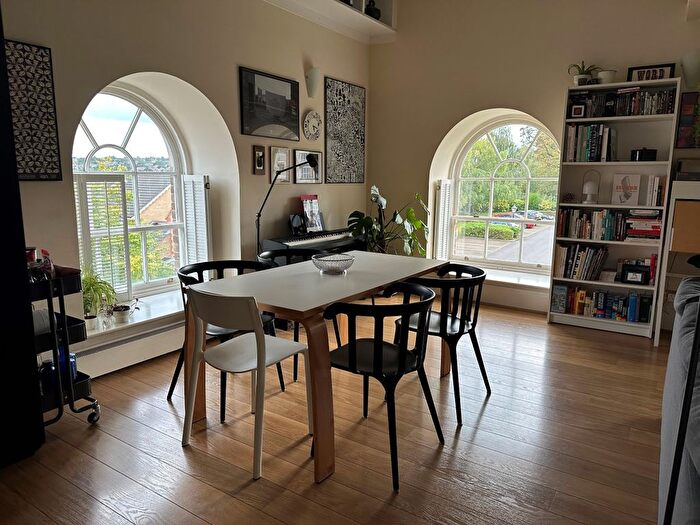 3 Bedroom Flat To Rent In Royal Drive, London, N11