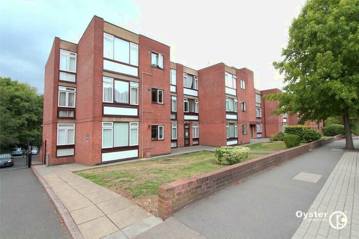 3 Bedroom Apartment To Rent In Garden Court, Holden Road, London, N12