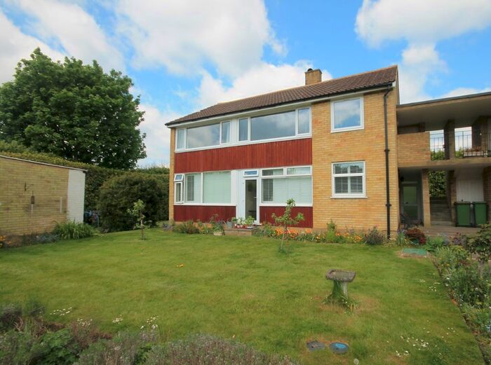2 Bedroom Flat To Rent In Balquhain Close, Ashtead, KT21