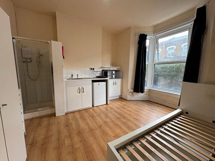 Studio To Rent In Elsden Road, London, N17
