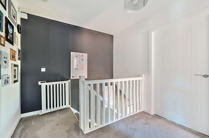 3 Bedroom Terraced House For Sale In Holmesley Road, Borehamwood, Hertfordshire, WD6