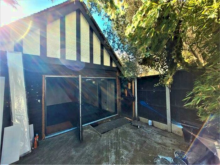 1 Bedroom Detached Bungalow To Rent In Parkside, Westcliff On Sea, Westcliff On Sea, Essex., SS0