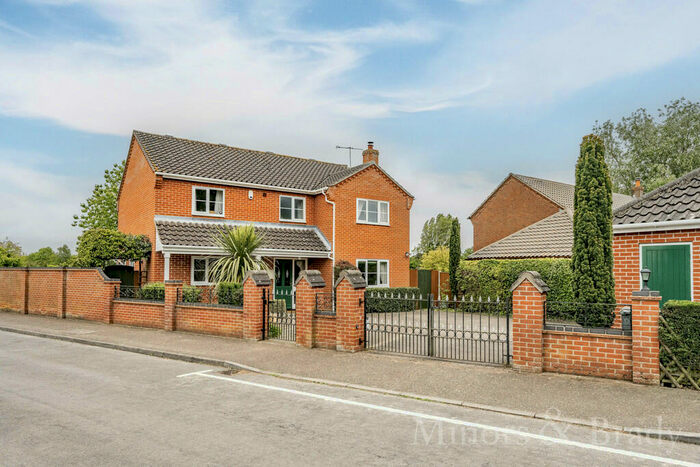 4 Bedroom Detached House For Sale In St. Johns Close, Coltishall, NR12