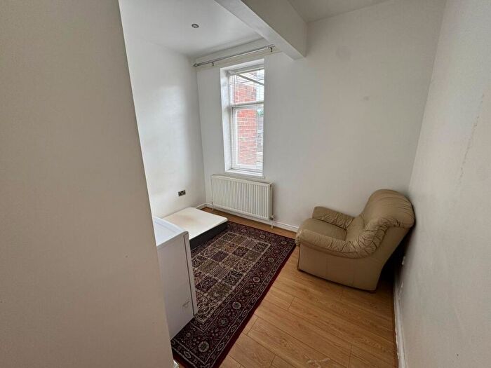 3 Bedroom Flat To Rent In The Circle, Barton Road, M32