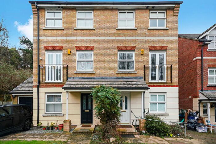 5 Bedroom Semi-Detached House For Sale In Sycamore Close, South Croydon, CR2