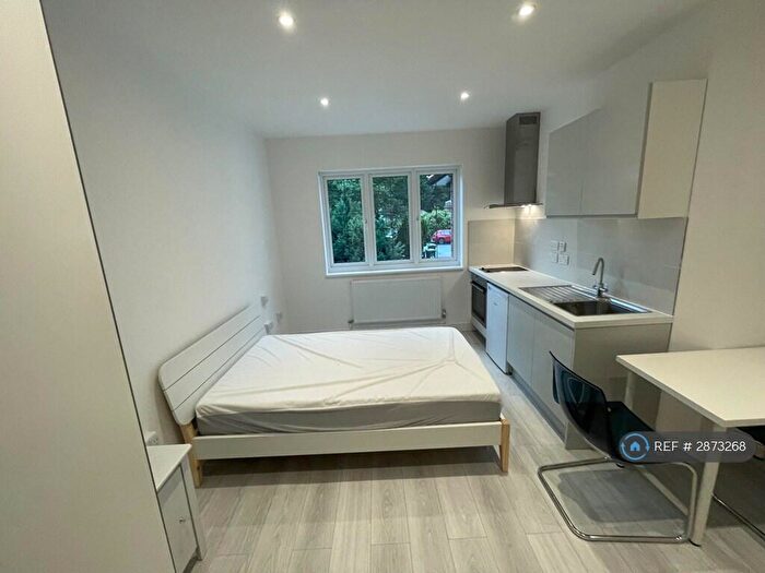 Studio To Rent In Wycombe Gardens, London, NW11
