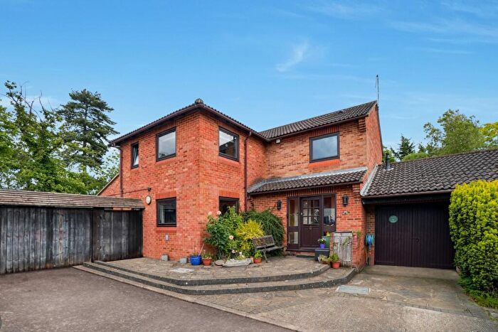 5 Bedroom Link Detached House For Sale In August End, George Green, Slough, SL3