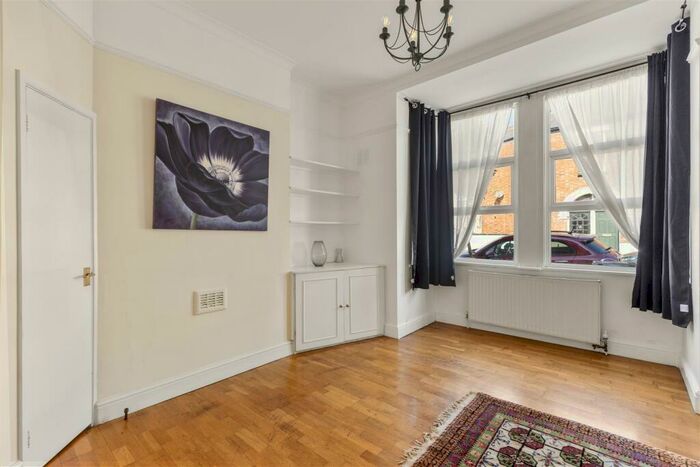 2 Bedroom Flat To Rent In Rockhall Road, London, NW2