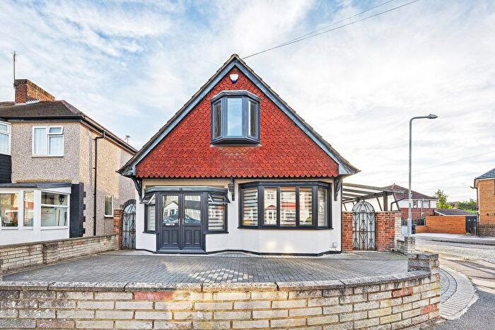 3 Bedroom Detached House To Rent In Naseby Road, Clayhall, Essex, IG5