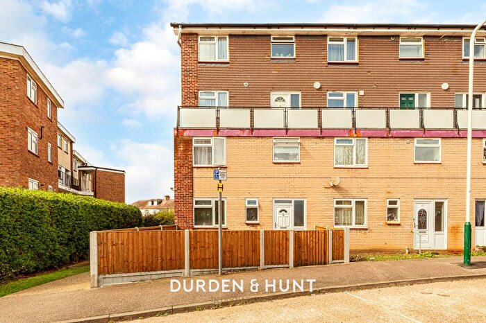 3 Bedroom Maisonette For Sale In Victor Close, Hornchurch, RM12
