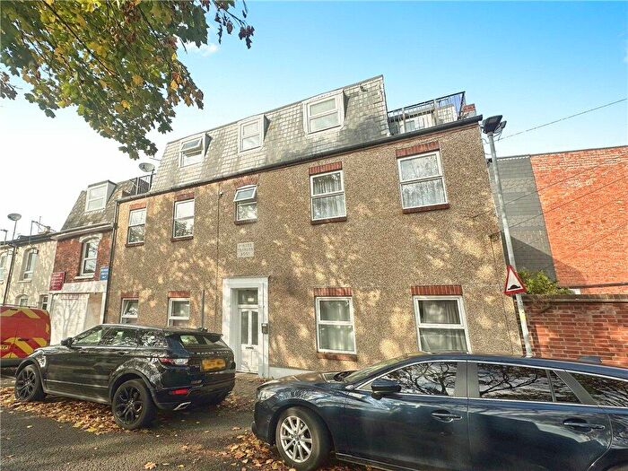 2 Bedroom Apartment For Sale In Washington Road, Portsmouth, Hampshire, PO2