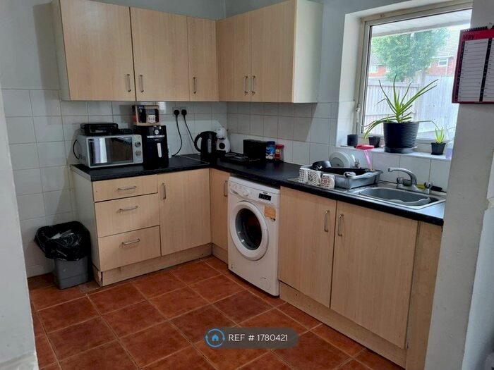 3 Bedroom Semi-Detached House To Rent In Stephenson Avenue, Walsall, WS2