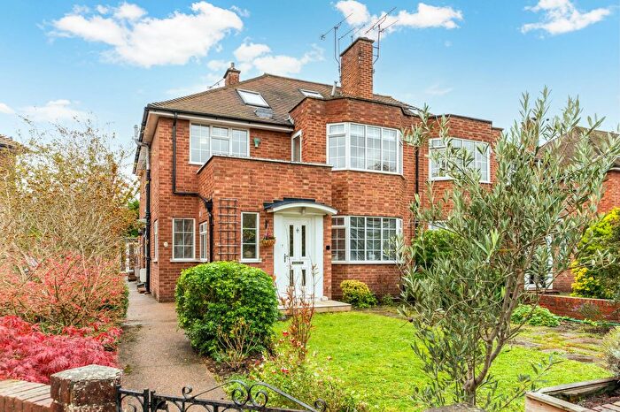 3 Bedroom Property For Sale In Linden Close, Thames Ditton, KT7