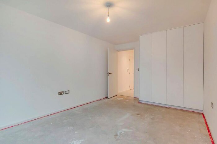 2 Bedroom Flat To Rent In Upper Richmond Road, East Putney, London, SW15