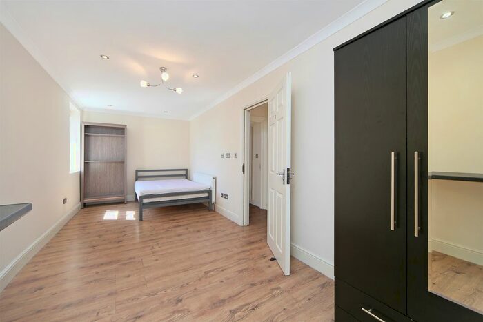 Studio To Rent In Barnett Street, London, E1