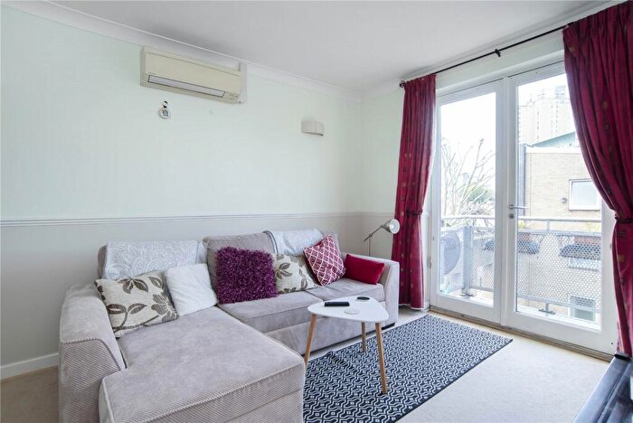 2 Bedroom Apartment To Rent In Milligan Street, London, Uk, E14