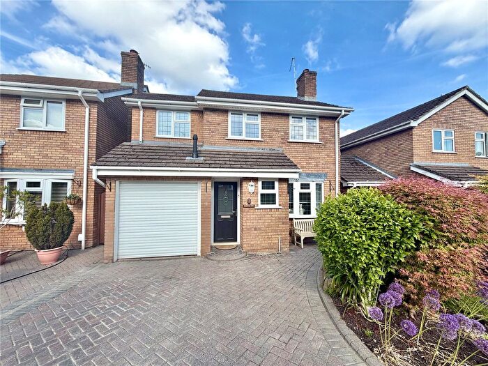 3 Bedroom Detached House For Sale In Cherryhill Grove, Aldershot, Hampshire, GU11
