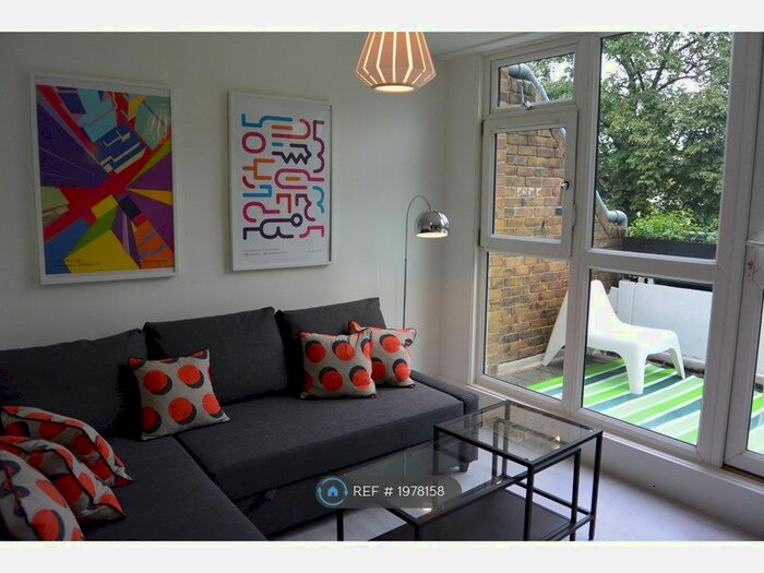 3 Bedroom Flat To Rent In Chute House, London, SW9