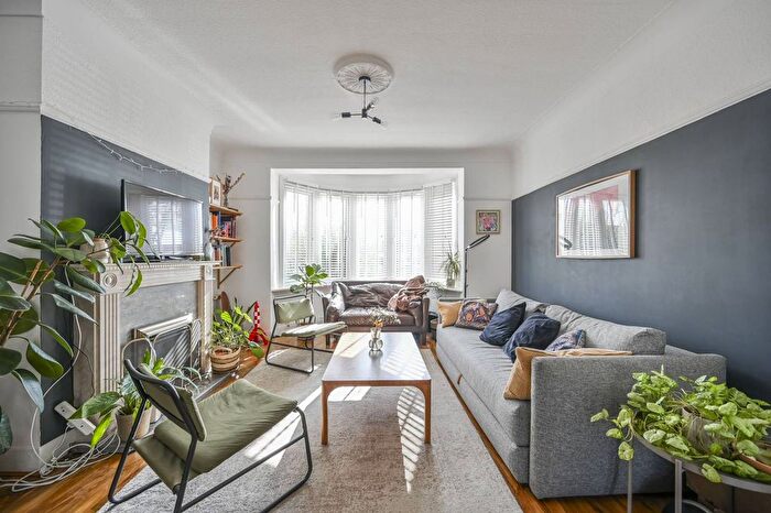 3 Bedroom Flat To Rent In Nutter Lane, Wanstead, London, E11