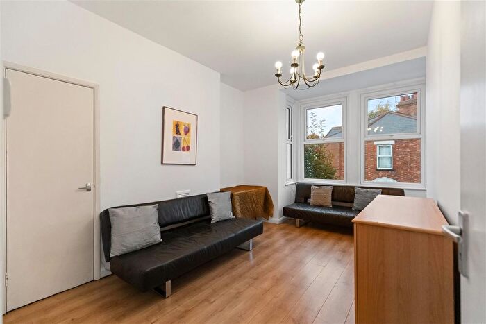 3 Bedroom Flat To Rent In Rockhall Road, London, NW2