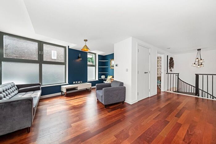 3 Bedroom Flat To Rent In Pennack Road, London, SE15