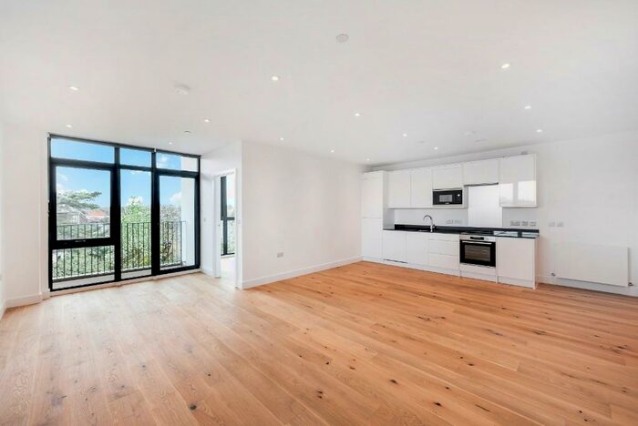 2 Bedroom Flat To Rent In Bridge Road, Chertsey, Surrey, KT16