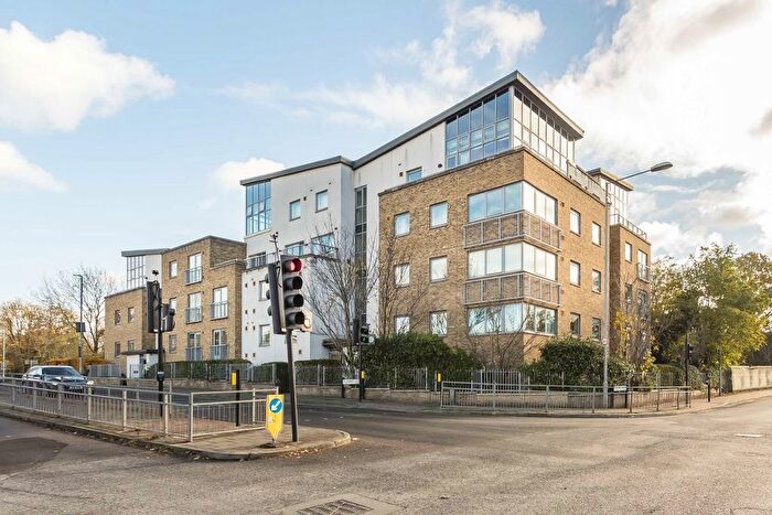 2 Bedroom Flat To Rent In Lamberts Road, Surbiton, KT5