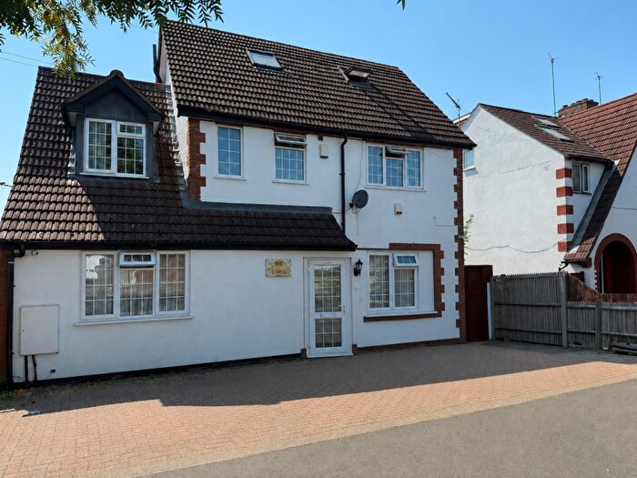 3 Bedroom Maisonette To Rent In Rayners Lane, Harrow, Middlesex, HA2