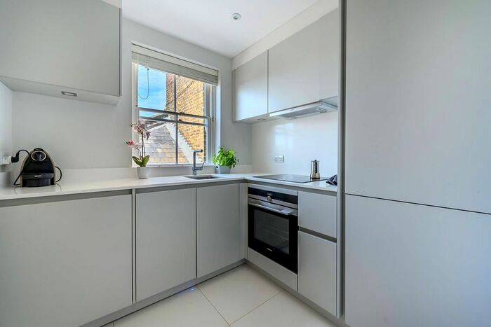 2 Bedroom Flat To Rent In Cadogan Square, Sloane Square, London, SW1X