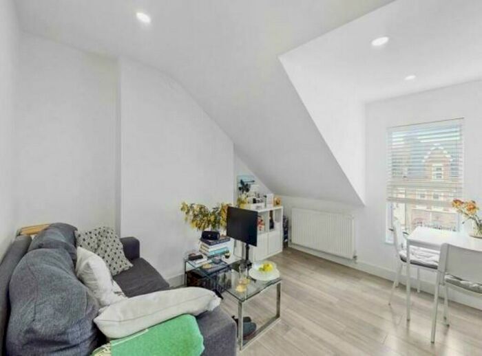1 Bedroom Flat To Rent In Ferme Park Road, Stroud Green, London, N4