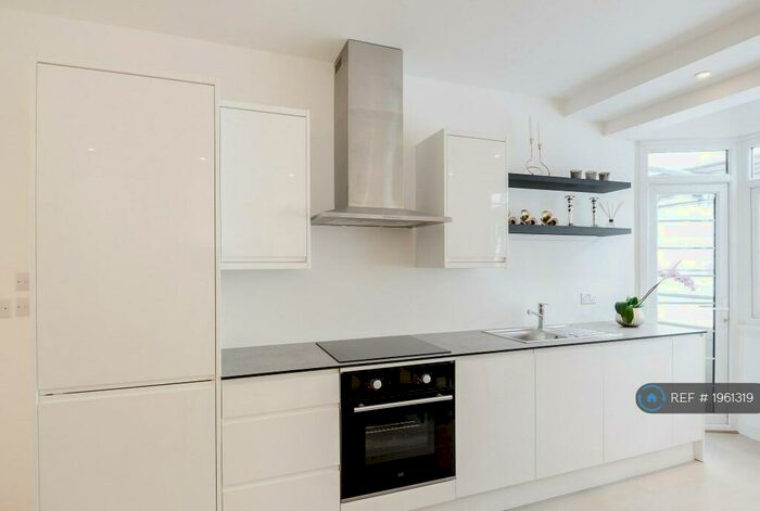 2 Bedroom Flat To Rent In Greville Hall, London, NW6