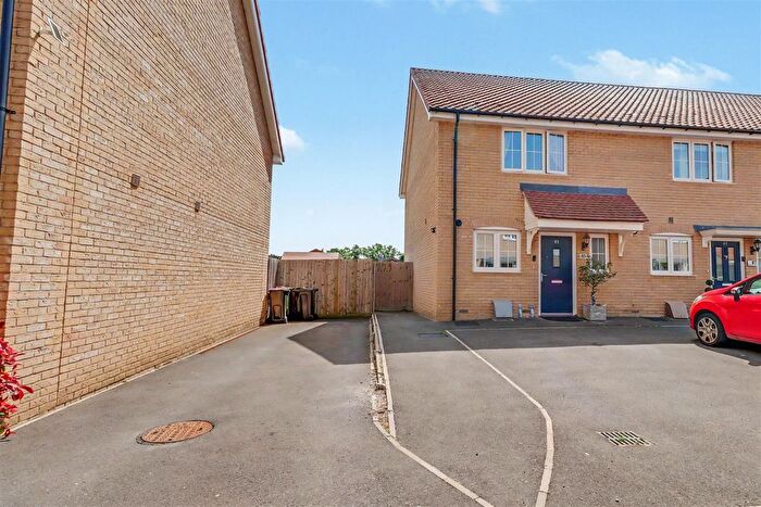 2 Bedroom End Of Terrace House For Sale In Andrewes Way, Rayleigh, SS6