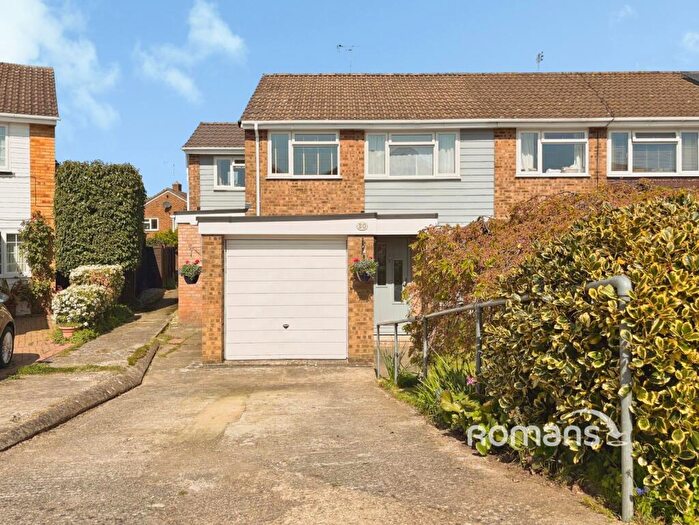 4 Bedroom End Of Terrace House For Sale In Partridge Avenue, Yateley, Hampshire, GU46