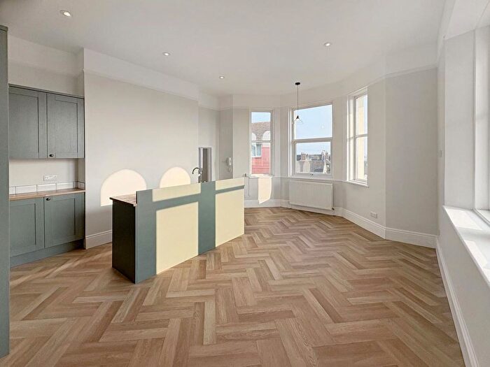 1 Bedroom Flat To Rent In Hermosa Road, Teignmouth, TQ14