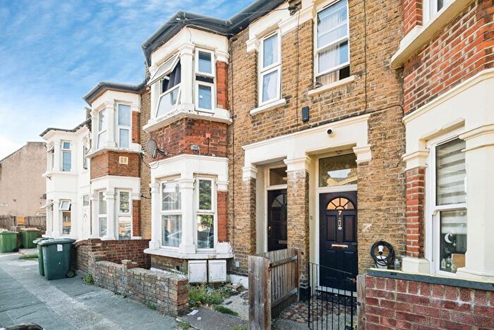 2 Bedroom Flat For Sale In Greenleaf Road, East Ham, London, E6