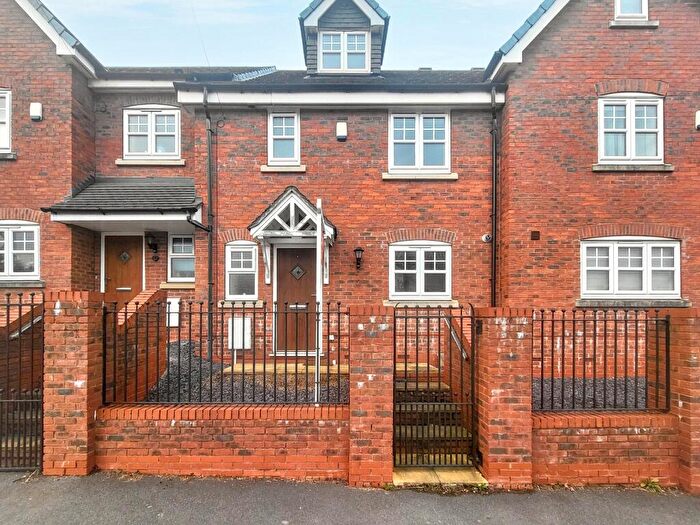 4 Bedroom Town House To Rent In Uttoxeter Road, Blythe Bridge, Stoke-on-Trent, ST11