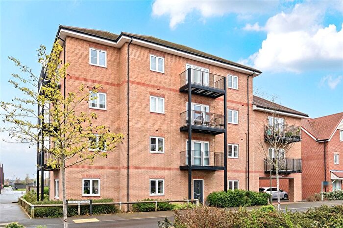 1 Bedroom Flat For Sale In Bell Farm Way, Hersham, KT12