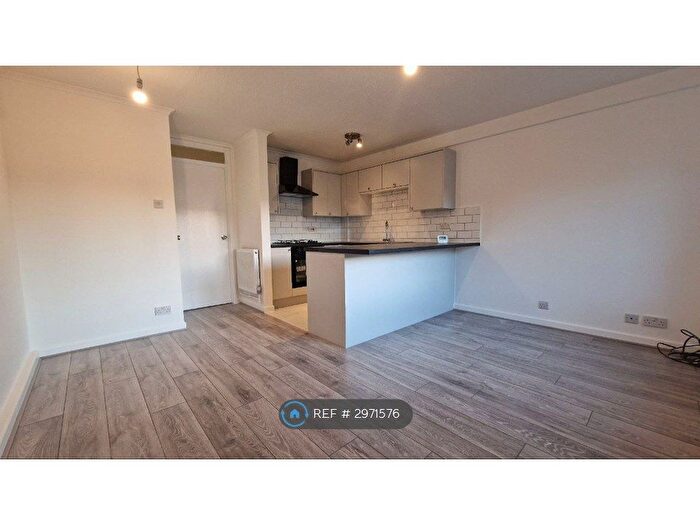 1 Bedroom Flat To Rent In Columbine Way, Romford, RM3