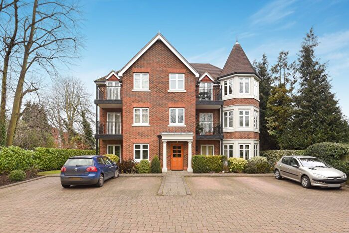2 Bedroom Flat For Sale In Old Woking Road, West Byfleet, KT14