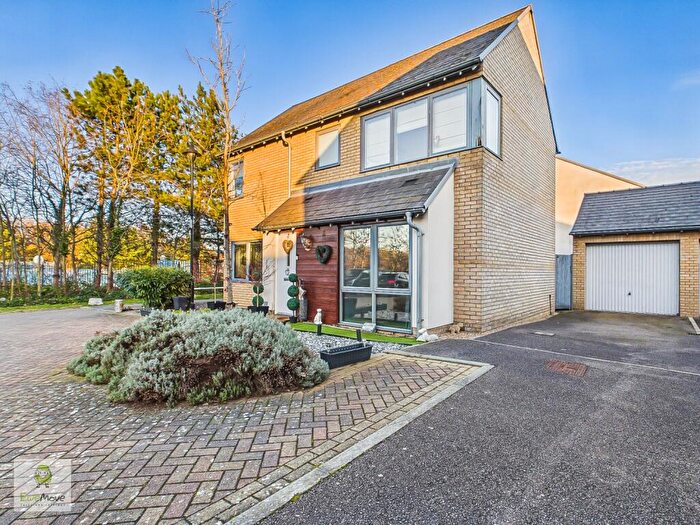 3 Bedroom Detached House For Sale In Teal Drive, St. Marys Island, Chatham, ME4