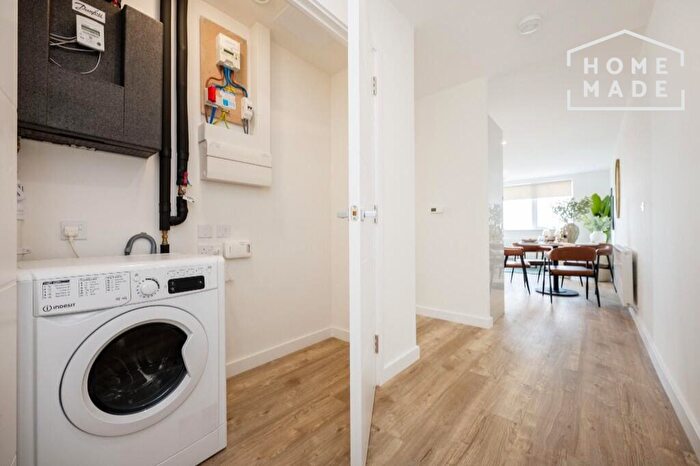 1 Bedroom Flat To Rent In River View, TW18