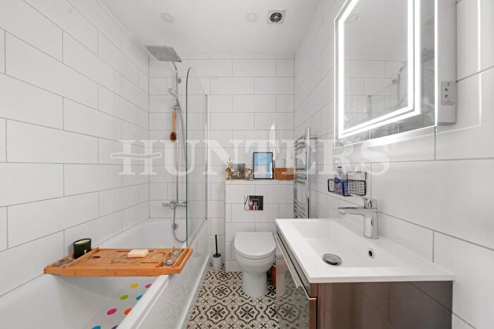 2 Bedroom Flat For Sale In Carlingford Road, London, N15