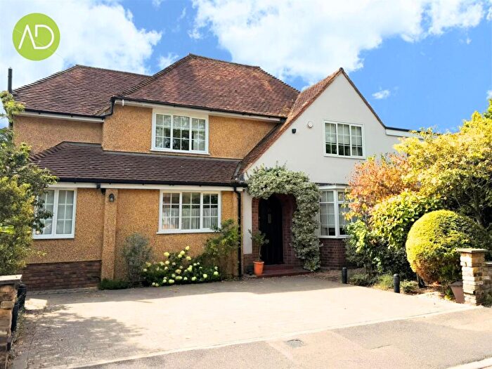 3 Bedroom Detached House For Sale In Cranbourne Drive, Hoddesdon, EN11