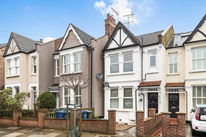 2 Bedroom Apartment For Sale In Goldsmith Road, London, N11