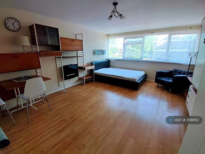 Studio To Rent In Lyndum Court, London, N22