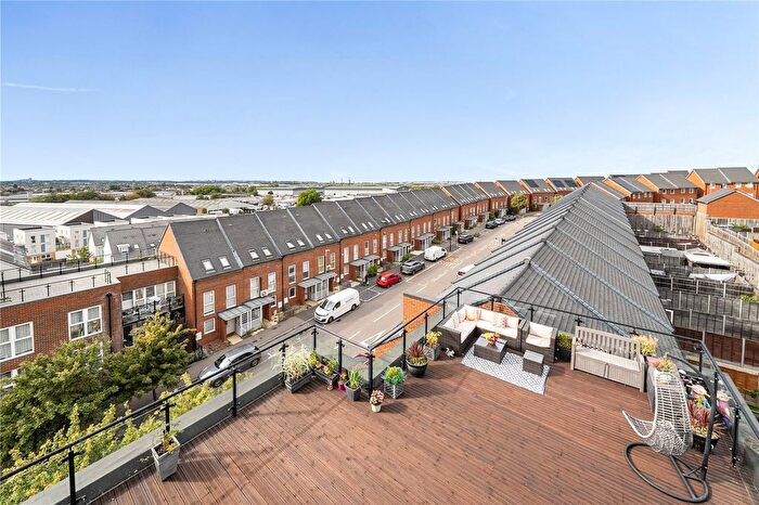 2 Bedroom Flat For Sale In Oakes Crescent, Dartford, DA1